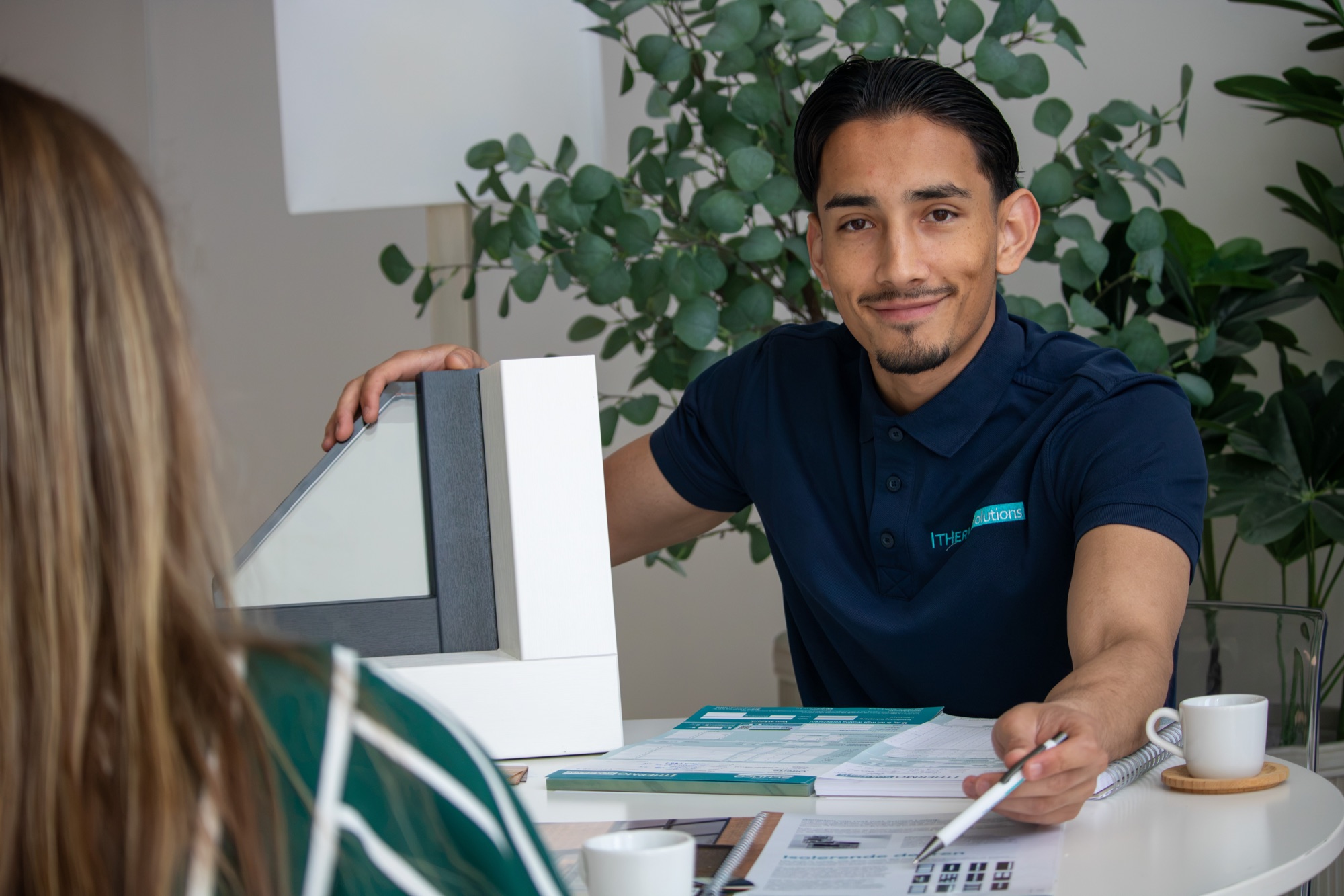 Adviseur van ThermoSolutions bij een klant thuis